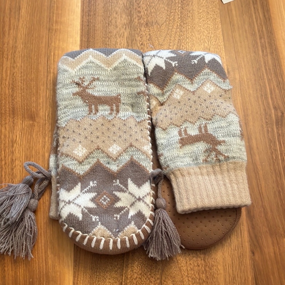 NWT Muk Luks Deer Print Beige Warm Slipper Fall Socks slip resistant. 
#389Ai